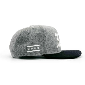 
                  
                    Load image into Gallery viewer, 312 Flo Grey/Black snap - Lux Wool
                  
                